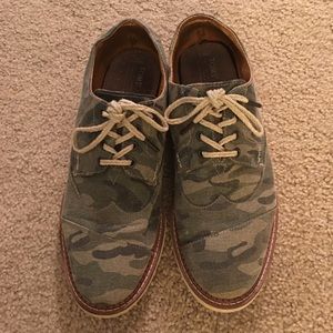 Men’s Toms shoes size 10.5, camo print